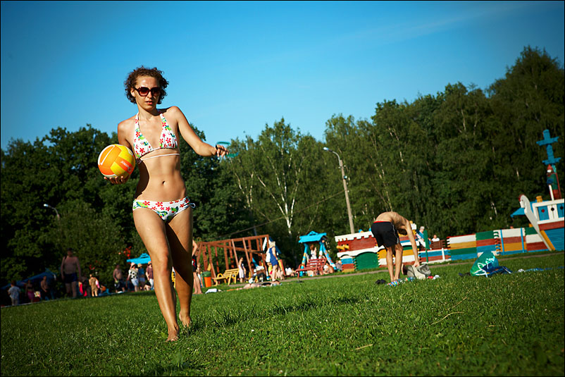 Маша и Света. Тропарёво. Июнь 2010 года
