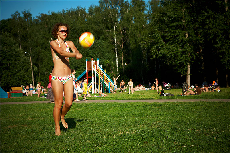 Маша и Света. Тропарёво. Июнь 2010 года