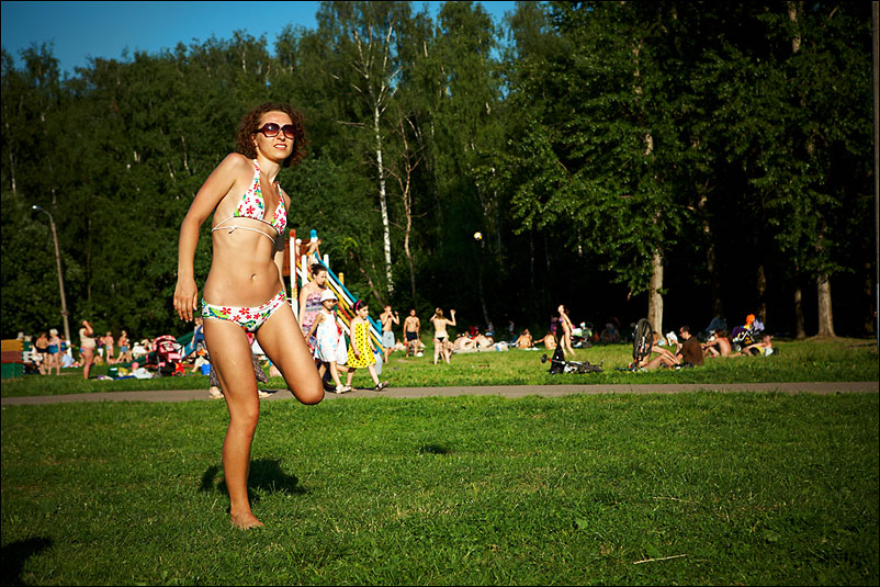 Маша и Света. Тропарёво. Июнь 2010 года